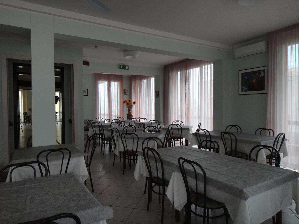 Hotel Acapulco Viserbella di Rimini エクステリア 写真