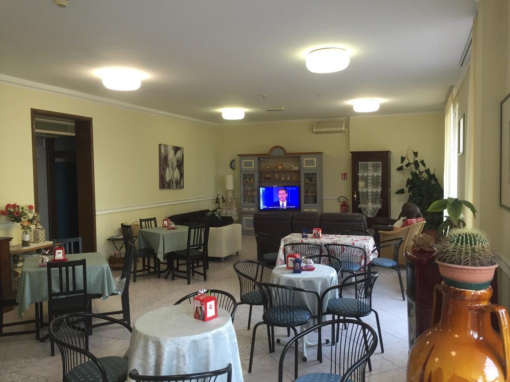 Hotel Acapulco Viserbella di Rimini エクステリア 写真