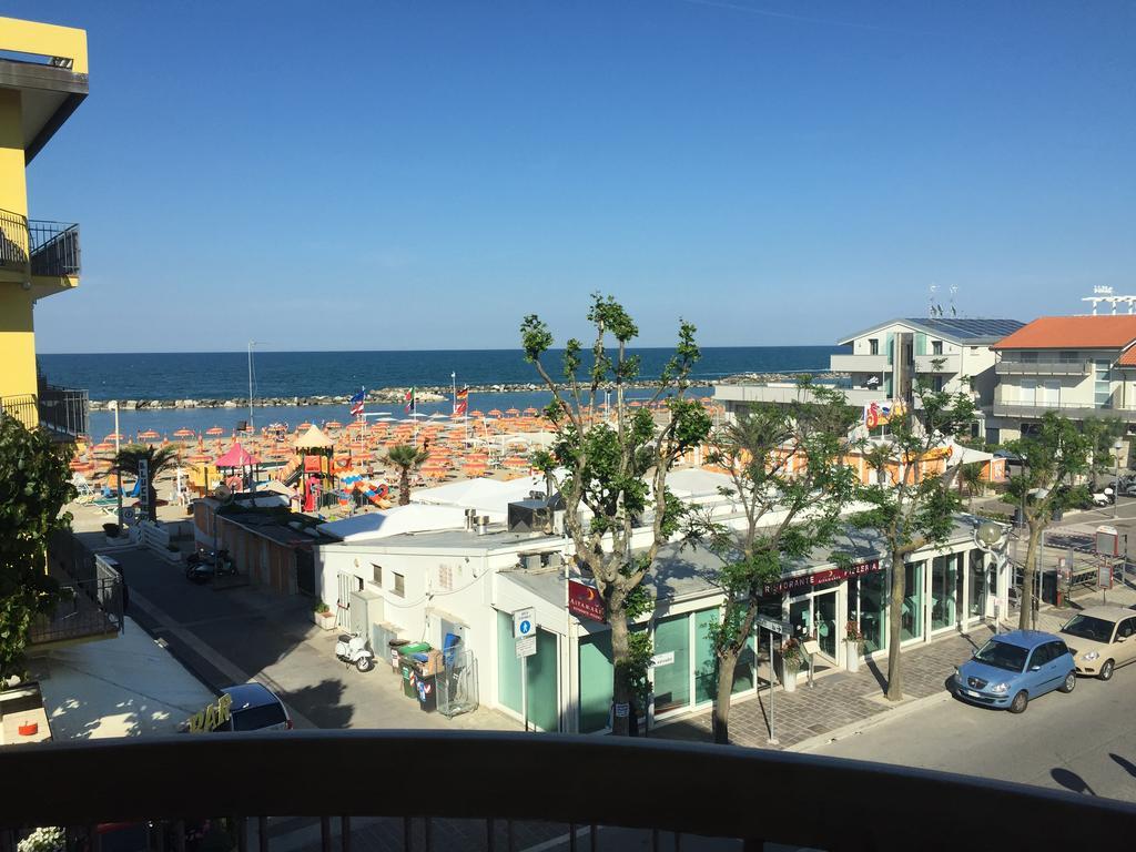 Hotel Acapulco Viserbella di Rimini エクステリア 写真